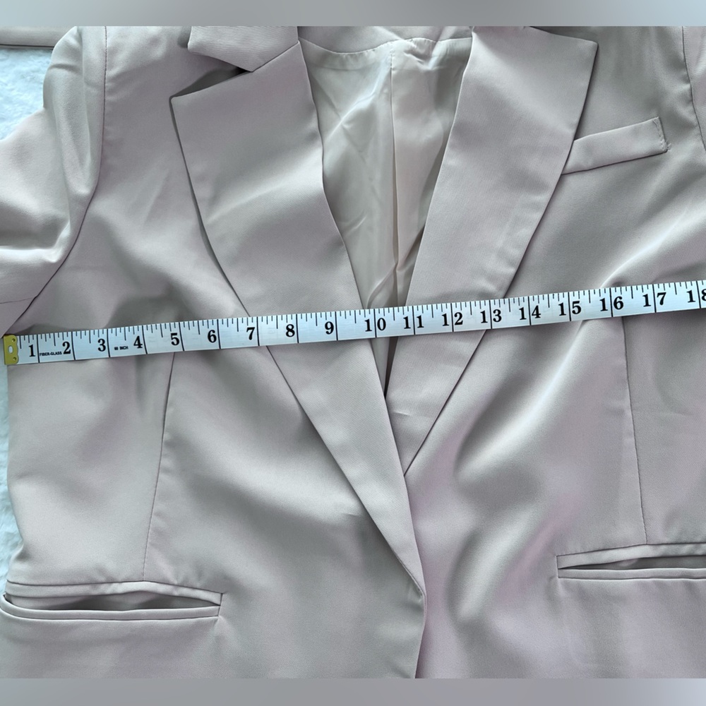 Elegant Women's Blazer in beige new with out tags